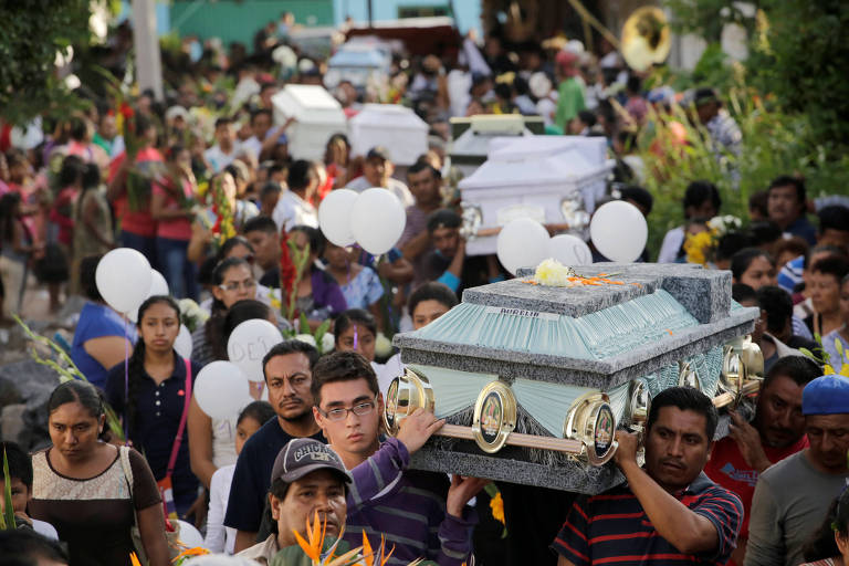 Familiares e amigos das vtimas realizam um enterro coletivo em Atzala