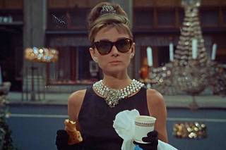 Audrey Hepburn com seu café e um croissant no filme 