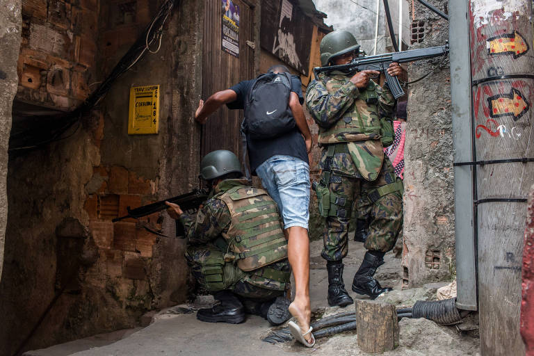 Rio Favela Turns Into War Zone