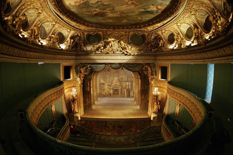 Interior do teatro da rainha Maria Antonieta, no Palcio de Versalhes, na Frana, construdo com influncias do rococ
