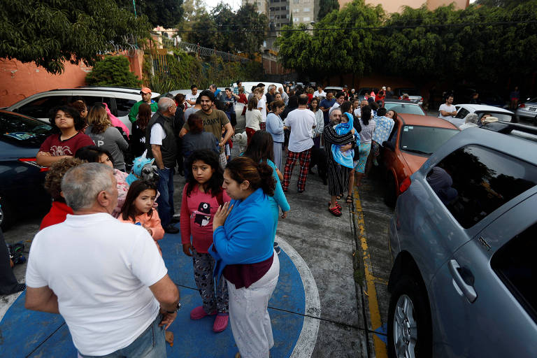 Pessoas saem s ruas na Cidade do Mxico aps tremor neste sbado