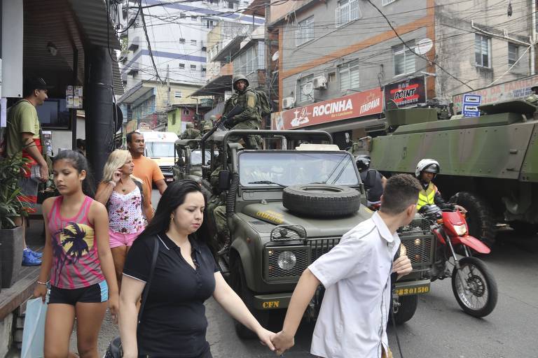 Rio Favela Turns Into War Zone