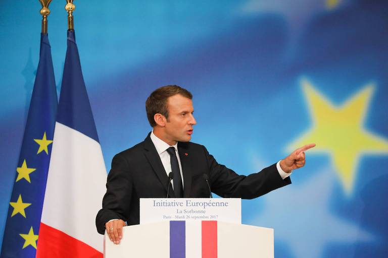 French President Emmanuel Macron gestures as he delivers a speech on the European Union at the amphitheater of the Sorbonne University on September 26, 2017 in Paris. French President Emmanuel Macron will set out his vision for a rebooted European Union on September 26, targeting sceptical German politicians who made strong gains in weekend elections. / AFP PHOTO / POOL / ludovic MARIN