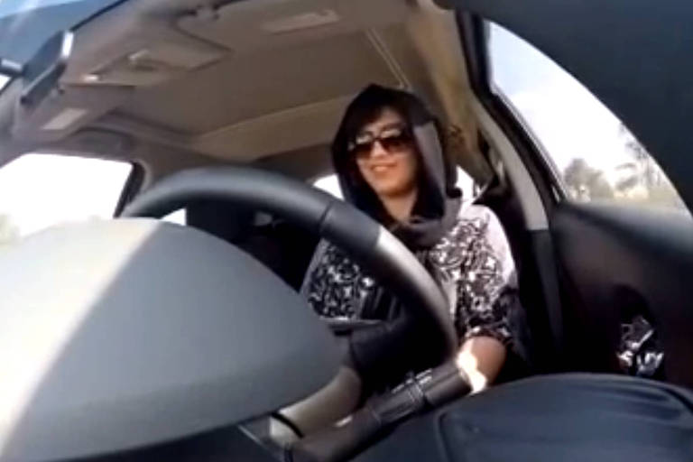 Cena de vídeo mostra Loujain al-Hathloul em 2014 dirigindo seu carro dos Emirados Árabes Unidos até a Arábia Saudita; ele foi presa depois da divulgação das imagens