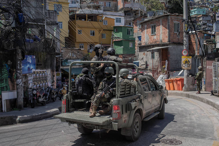 Foras Armadas realiza operao na favela da Rocinha, zona sul do Rio de Janeiro, na tarde desta tera-feira