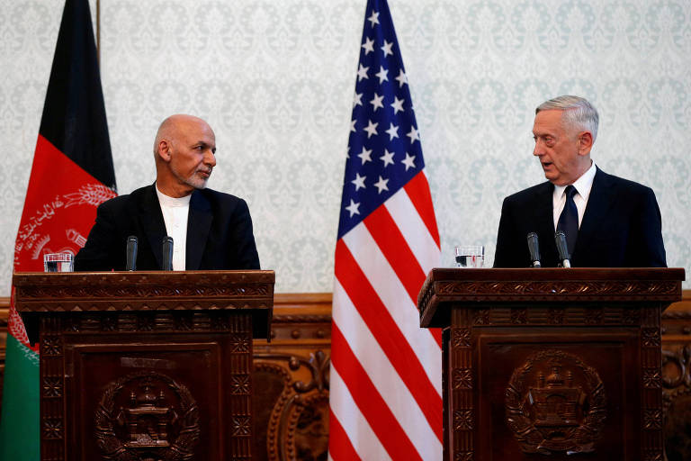 Afghanistans president Ashraf Ghani (L) and U.S. Defense Secretary James Mattis (R) attend a news conference in Kabul, Afghanistan. September 27, 2017. REUTERS/Omar Sobhani TPX IMAGES OF THE DAY ORG XMIT: GGGKAB102