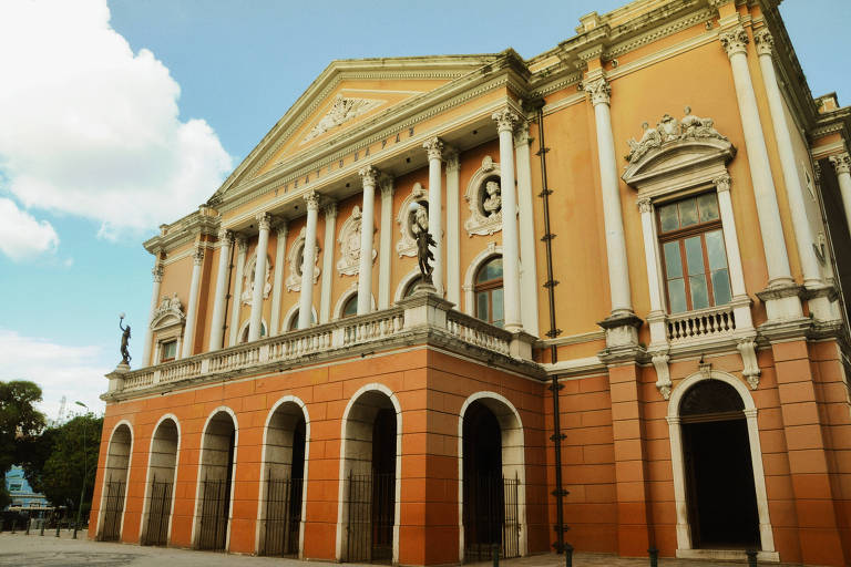 Theatro da Paz, de 1878, inspirado no Scala, de Milão. Com a plateia dividida de acordo com as classes sociais, o térreo é dedicado aos abastados que queriam ver e ser vistos e os andares superiores deixados para a plebe