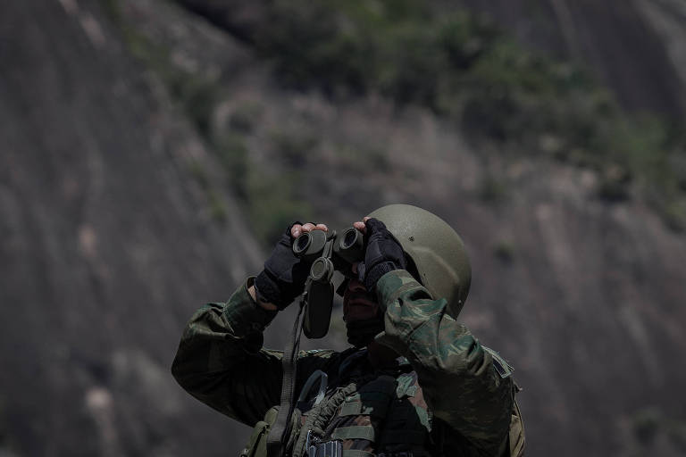 Tropas das Forças Armadas durante operação na favela da Rocinha, zona sul do Rio de Janeiro