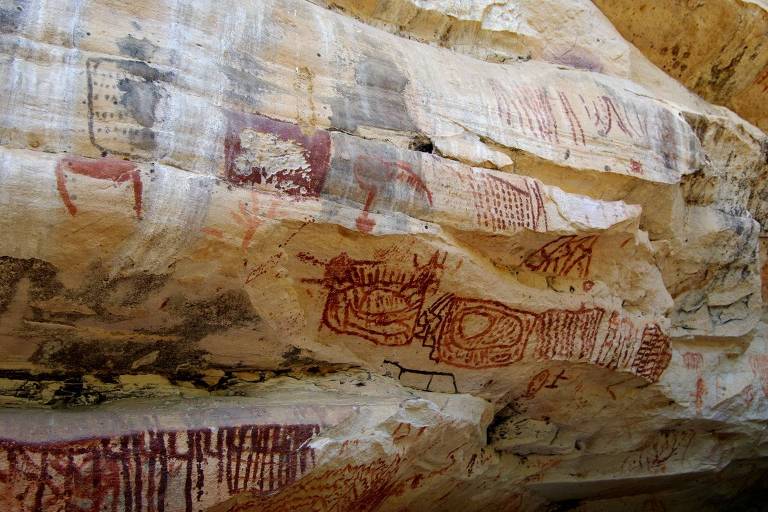 Inscrições rupestres em parede de caverna no Parque Nacional do Catimbau (PE)