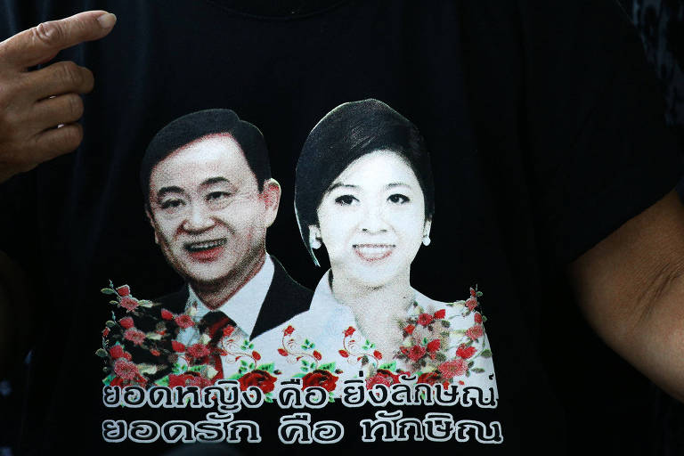 A supporter wearing a T-shirt with portraits of ousted former Thai prime minister Thaksin and Yingluck Shinawatra is pictured at the Supreme Court in Bangkok, Thailand, August 1, 2017. REUTERS/Athit Perawongmetha NO RESALES. NO ARCHIVES. ORG XMIT: AP17
