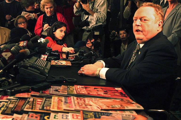  Editor da revista Hustler divulga que um dos senadores atuando como promotor no julgamento do impeachment de Bill Clinton é adúltero. Larry Flynt, publisher of Hustler magazine, announces to the press 11 January that US Rep. Bob Barr (R-GA), one of seven House members acting as prosecutors in President Clinton's impeachment trial, allegedly had an adulterous affair, and drove his former wife Gail Vogel Barr to have an abortion. Flynt said that he made public this information about Barr's wife's abortion because according to Flynt, Barr once said abortion is equivalent to murder. Flynt said that he will reveal more adultery among members of Congress in the coming weeks. AFP PHOTO Mike NELSON/mn