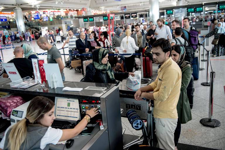 Passengers flying to Arbil wait to check-in for their flight at Ataturk International airport in Istanbul on September 28, 2017. All foreign flights to and from the Iraqi Kurdish regional capital Arbil will be suspended from the evening of September 29 on Baghdad's orders, its airport director said, following a controversial independence referendum. / AFP PHOTO / YASIN AKGUL ORG XMIT: 4728