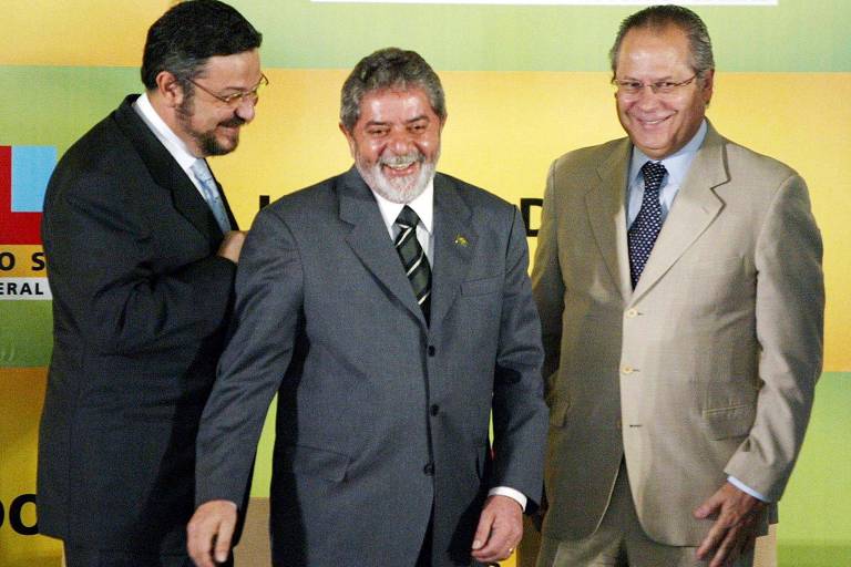 Em 29.set.2004, Lula e os ministros Antonio Palocci e José Dirceu durante assinatura de projeto de lei complementar criando incentivos para formalização de micro e pequenas empresas no Brasil, no Palácio do Planalto, em Brasília