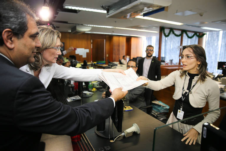 A deputada Maria do Rosário protocolou queixa-crime no Supremo Tribunal Federal contra o deputado Jair Bolsonaro, que disse que não a estuprava porque ela não merecia