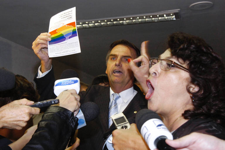 A senadora Marinor Brito (PSOL-PA) e o deputado federal Jair Bolsonaro (PP-RJ) discutem durante reunião na Comissão de Direitos Humanos e quase saem no tapa; o tema do debate era a punição a quem discriminasse homossexuais