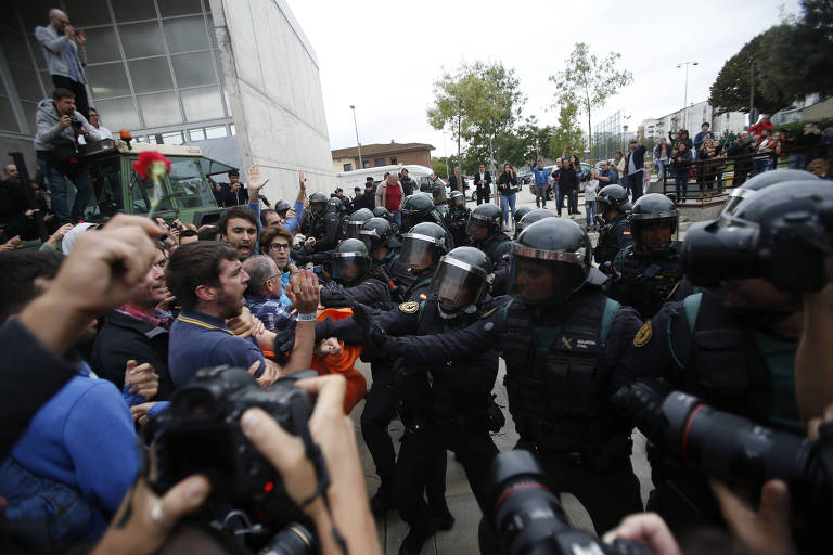 Polícia entra em confronto com grupo que queria votar no plebiscito sobre a independência da Catalunha