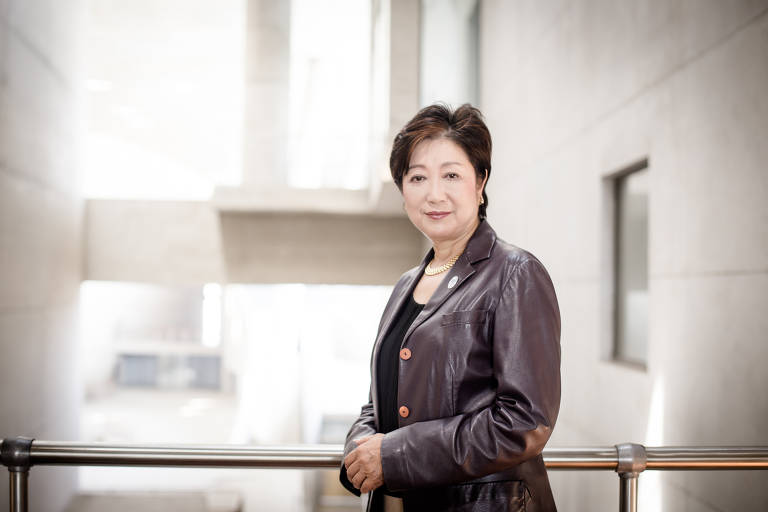 A governadora de Tóquio, Yuriko Koike, em entrevista à Folha na Japan House, na Cidade das Artes, no Rio
