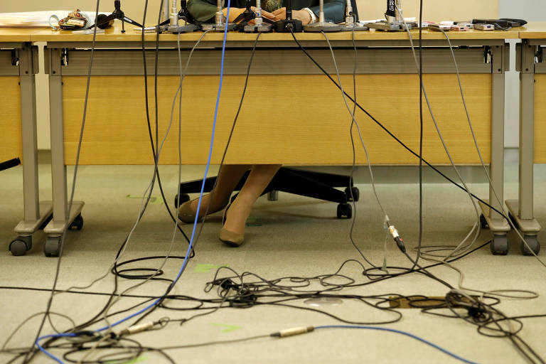 Fios de microfones se embaralham na mesa da qual a governadora de Tóquio, Yuriko Koike, anuncia a formação de seu novo partido
