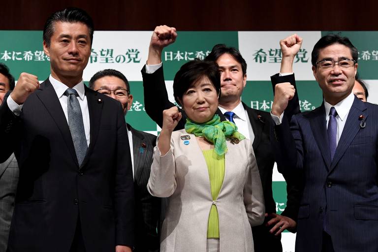 Koike em meio a membros de seu novo partido, dois dias depois da criação
