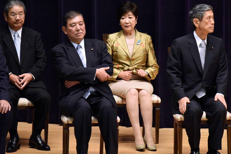 Primeira (e única) mulher a ocupar o cargo de ministra da Defesa, a governadora de Tóquio, Yuriko Koike, participa de evento da Força de Auto-Defesa do Japão; o primeiro-ministro, Shinzo Abe, quer reformar a Constituição japonesa para permitir mais autonomia militar ao pais