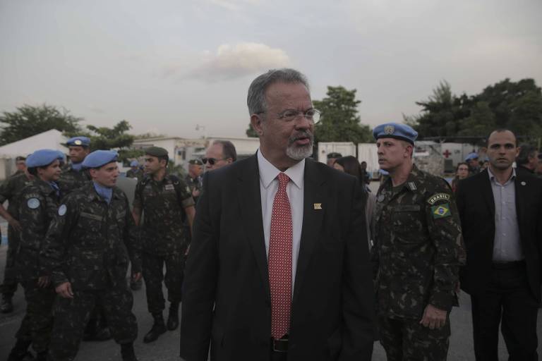 O ministro da Defesa, Raul Jungmann, pede explicações ao comandante do Exército, Eduardo Villas Bôas, sobre a fala do general Mourão, que sugeriu intervenção militar caso o Judiciário não consiga resolver "o problema político" (corrupção) do país