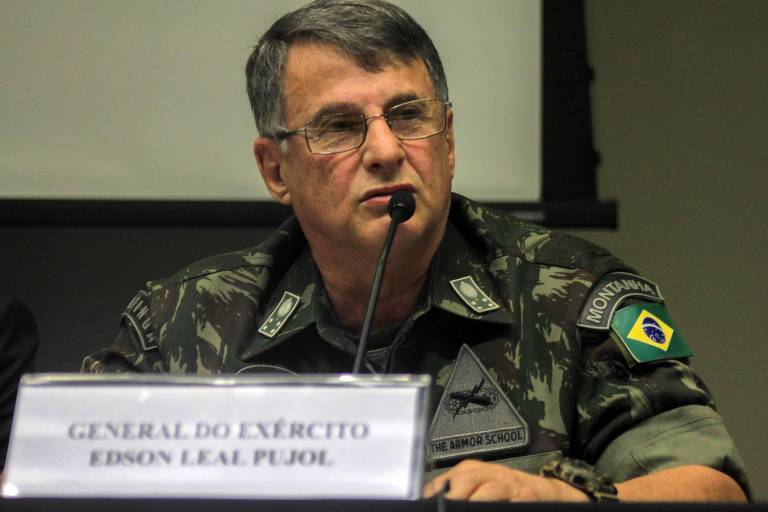 O comandante militar do Sul, general Edson Leal Pujol, afirma que as pessoas que estão insatisfeitas com a situação política do país devem se manifestar, mas "ordeiramente"; general ressalvou que intervenção militar não seria uma solução