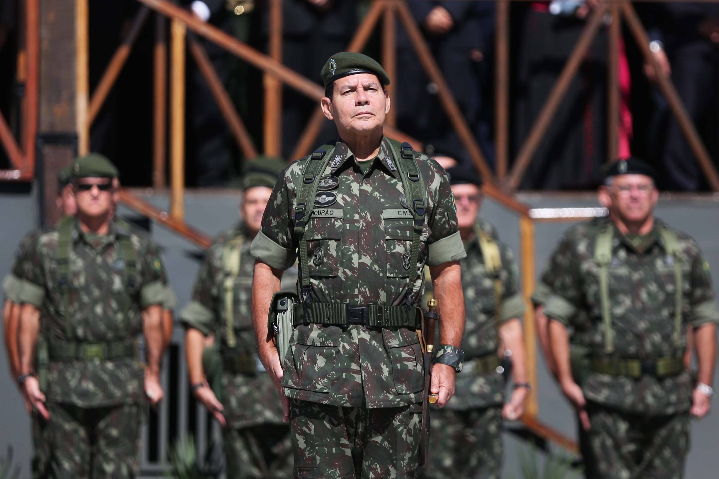 Resultado de imagem para Tanques e togas tentam cercar a democracia brasileira