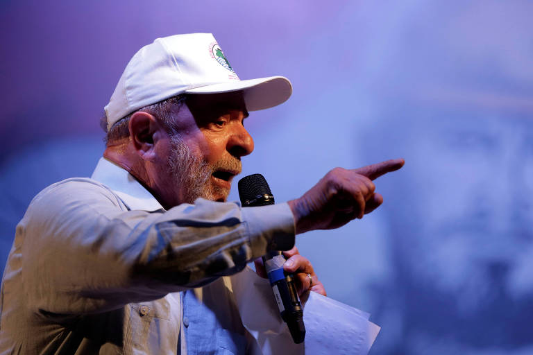 O ex-presidente Luiz Inácio Lula da Silva chamou de preocupantes as declarações de generais sobre a hipótese de intervenção militar no Brasil; reunido com dirigentes petistas, Lula disse é preciso ficar atento às manifestações dos militares