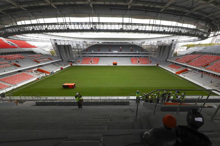 Único fora da Rússia, estádio erguido no pântano é inaugurado para a Copa