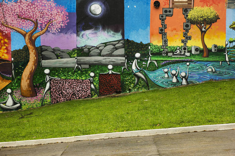 Grafite em muro da praça Jorge Cury, no bairro da Aclimação, em SP 