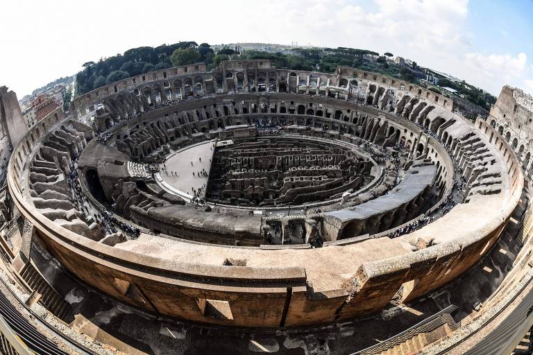 Também é possível distinguir os três níveis em que os turistas podem circular no Coliseu, de maneira mais ampla: um dos mais altos, o intermediário e o primeiro, no nível da arena central que mostra o labirinto subterrâneo