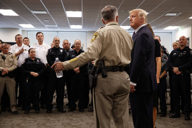 Donald Trump durante sua visita ao Departamento de Polcia em Las Vegas