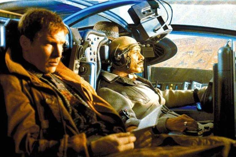 Harrison Ford (à esq.) e Edward James Olmos em cena do filme 'Blade Runner', de 1982
