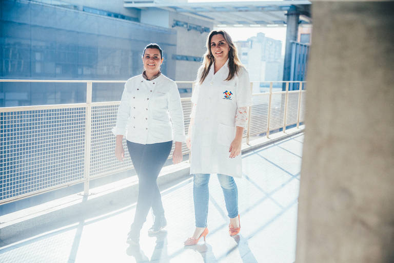 Estrogonofe da merenda, para 4 pessoas
600 g de contrafilé ou patinho cortado em tirinhas
4 colheres (sopa) de cebola picada
4 colheres (sopa) de azeite de oliva extra virgem
400 ml de creme de leite fresco
Molho de tomate
Sal e pimenta-do-reino a gosto
Modo de fazer
Tempere a carne com sal e pimenta do reino.
Em uma frigideira, coloque o azeite e a cebola e refogue. Em seguida coloque a carne e refogue. Acrescente molho de tomate e o creme de leite e deixe reduzir, ou seja, apurar até que que o molho fique mais encorpado.
Obs: não entram na receita da merenda, mas na receita da mãe da Janaína entram tambem 120 g de champignon, 40 gramas de mostarda, 20 gramas de páprica doce, 4 colheres de sopa de molho inglês e 4 colheres de sopa de conhaque. O conhaque é usado para flambar a carne depois que ela foi selada na frigideira. (na foto, a chef Janaina Rueda e Giorgia Russo, nutricionista, na ETEC Santa Efigênia)