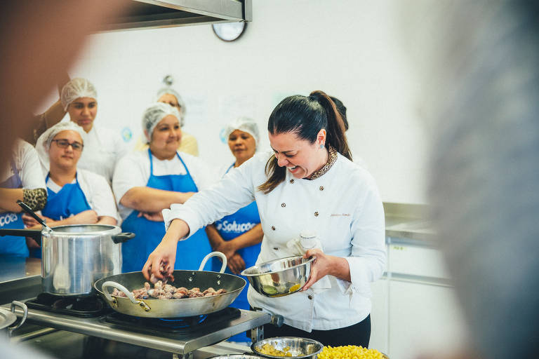 Feijoada da merenda para 4 pessoas 
100 ml de azeite
250 gramas de coxão duro em cubos de 3 cm por 3 cm 
250 de pernil de porco cortado em cubos de 3 por 3 cm 
2 cebolas picadas
4 dentes de alho
1 tomate cortado em 4
1/3 de repolho picado grosso de 3 cm por 3 cm 
1 cenoura grande cortada em rodelas 
2 laranjas descascadas
Sal 
Pimenta do reino 
2 xícaras de chá de feijão preto
2 litros de água                        
Modo de fazer
Deixa o feijão um pouco de molho; não muito, para que ele não desmanche.
Tempera a carne com sal e pimenta do reino.
Numa panela de pressão, aquece o azeite, refoga a cebola e o alho e frita a carne e o lombo.
Acrescenta o tomate, o repolho, as laranjas, o feijão e a água.
Tampa a panela e deixa cozinhar. O repolho desmancha inteiro e dá corpo ao molho. O tomate acrescenta o sabor umame, e a cenoura e as laranjas também acrescentam sabor e vitaminas ao prato