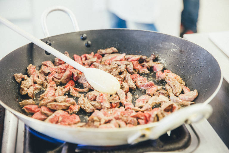 Molho especial para macarrão
1 kg de moela de galinha
3 dentes de alho
5 tomates grandes sem pele
3 cebolas grandes picadas
4 colher (sopa) de óleo de girassol
5 colheres (sopa) de extrato de tomate
Algumas folhas de repolho cortadas em quadrados de 3 cm
Pimenta a gosto
Uma colher de sobremesa de açúcar
MODO DE PREPARO
Limpe as moelas tirando a gordura e corte em pedaços pequenos. Tempere com sal e pimenta do reino. Em uma panela grande aqueça o óleo de girassol e frite a cebola e o alho, pingando água para que eles dourem sem queimar. Acrescente as moelas picadas e refogue por uns 10 minutos. Acrescente os tomates picados, o extrato de tomate e o repolho. Misture tudo e cozinhe por uns minutos. Acrescente o açúcar e água fervente, mais ou menos uns 2 litros e deixe cozinhar.
Use bastante água para que a moela não grude.
O repolho vai desmanchar e dar corpo ao molho.
Cozinhe por 45 minutos e verifique se a moela amaciou. Se necessário, acrescente mais água e cozinhe por mais tempo.
Prove o molho e se necessário acrescente mais sal e pimenta. A pimenta é a gosto. O molho deve ficar um pouco encorpado.
(O molho que poderá ser congelado em porções, para ser usado posteriormente. Dura no congelador uns 6 meses.)