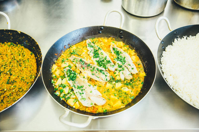 Peixada (para 4 pessoas)
2 cebolas fatiadas
4 dentes de alho amassado
6 tomates maduros 
2 batatas em cubos 
1 cenoura em cubos 
Salsão 1 talo picado
Salsinha 30 gramas 
Cebolinha 30 gramas
Sal a gosto 
Pimenta do reino a gosto                        
4 pedaços de peixe de 150 gramas (cação ou peixe branco da estação)
Modo de fazer :                        
Tempere o peixe com sal e pimenta do reino.
Em uma panela refogue bem a cebola ,até murchar, acrescente o alho e refogue por mais 2 minutos
Acrescente salsão,tomates, acerte o sal e refogue mais uns 3 minutos.
Coloque 500 ml de água; assim que a água levantar fervura, acrescente as batatas e a cenoura já em cubos.
Acerte de novo o sal se for necessário, cozinhe por 6 minutos.
Finalize colocando o peixe já temperado, cozinhe por mais 3 ou no máximo 4 minutos.
Sirva com arroz branco,salada de banana ou de repolho e farinha de mandioca 