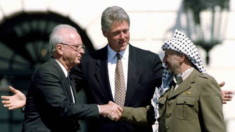 Bill Clinton, Arafat e Yitzhak Rabin durante assinatura de acordo de paz em 1993