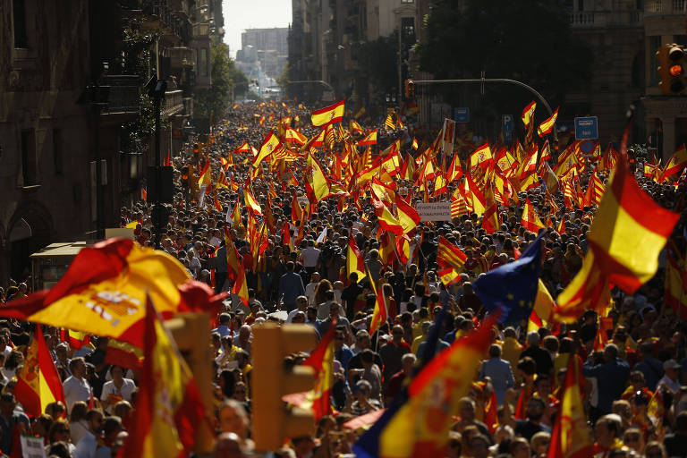 Espanhis vo s ruas contra separao da Catalunha
