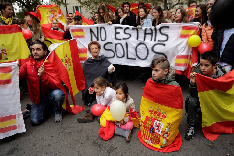 Espanhóis vão às ruas contra separação da Catalunha