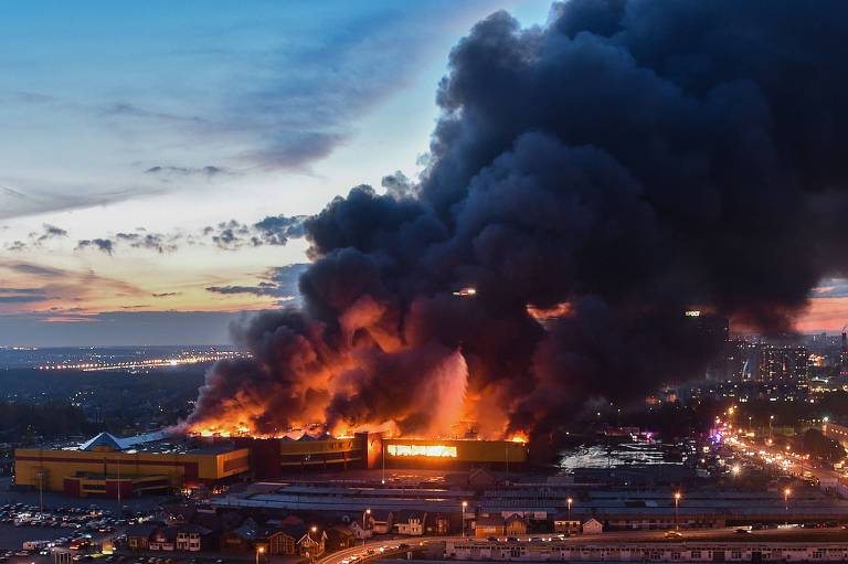 Incndio toma conta de shopping nos arredores de Moscou, na Rssia