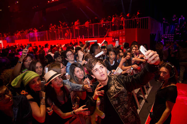 Selfie de Christian Figueiredo na frente de multidão de jovens fãs