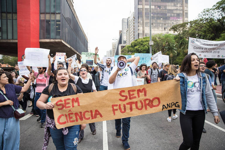 Manifestantes com cartazes durante a Marcha pela Ciência, em outubro de 2017