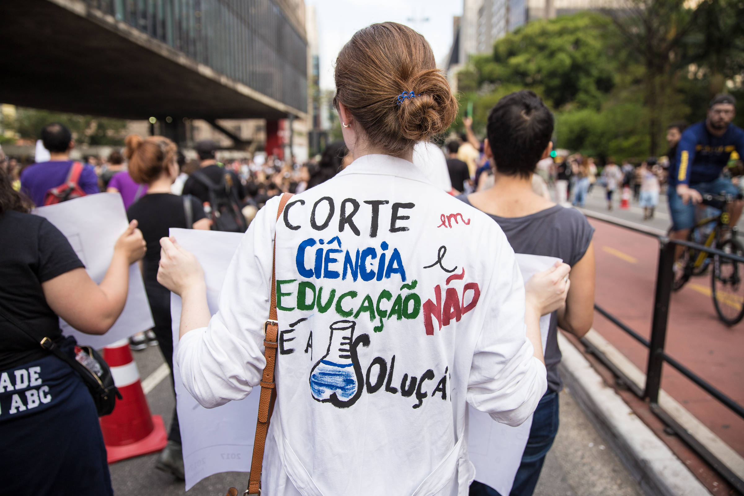 Quantos cientistas ficarão num país que lhes nega dinheiro até para conta de luz?