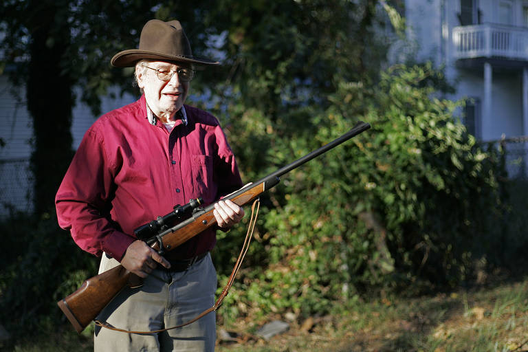 Olavo com uma das armas de sua coleção de mais de 20, quase todas usadas para caça; ele atira desde os oito anos