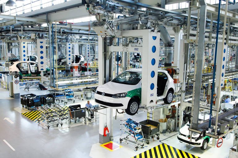 Linha de montagem em fábrica da Volkswagen