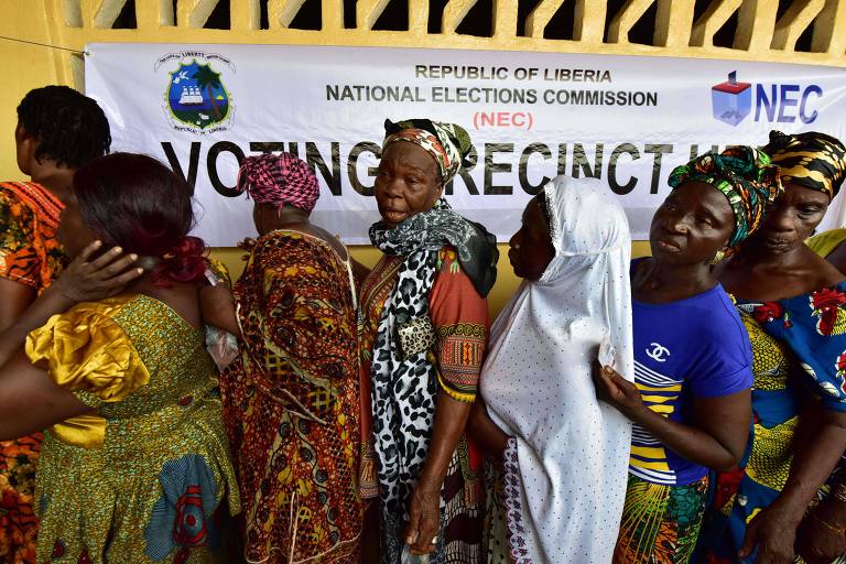 Liberianas esperam para votar em Monróvia, capital do país