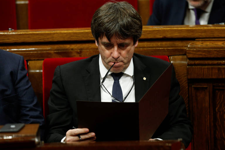 O lder catalo Carles Puigdemont antes de seu discurso no Parlamento regional, em Barcelona