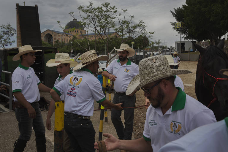 Devotos vo  baslica de Nossa Senhora Aparecida