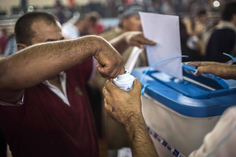 An Iraqi Kurd dips his finger in ink after voting in the Kurdish independence referendum at a stadium in Arbil which is being used as a polling station on September 25, 2017. Iraqi Kurds voted in an independence referendum, defying warnings from Baghdad and their neighbours in a historic step towards a national dream. / AFP PHOTO / AHMED DEEB
